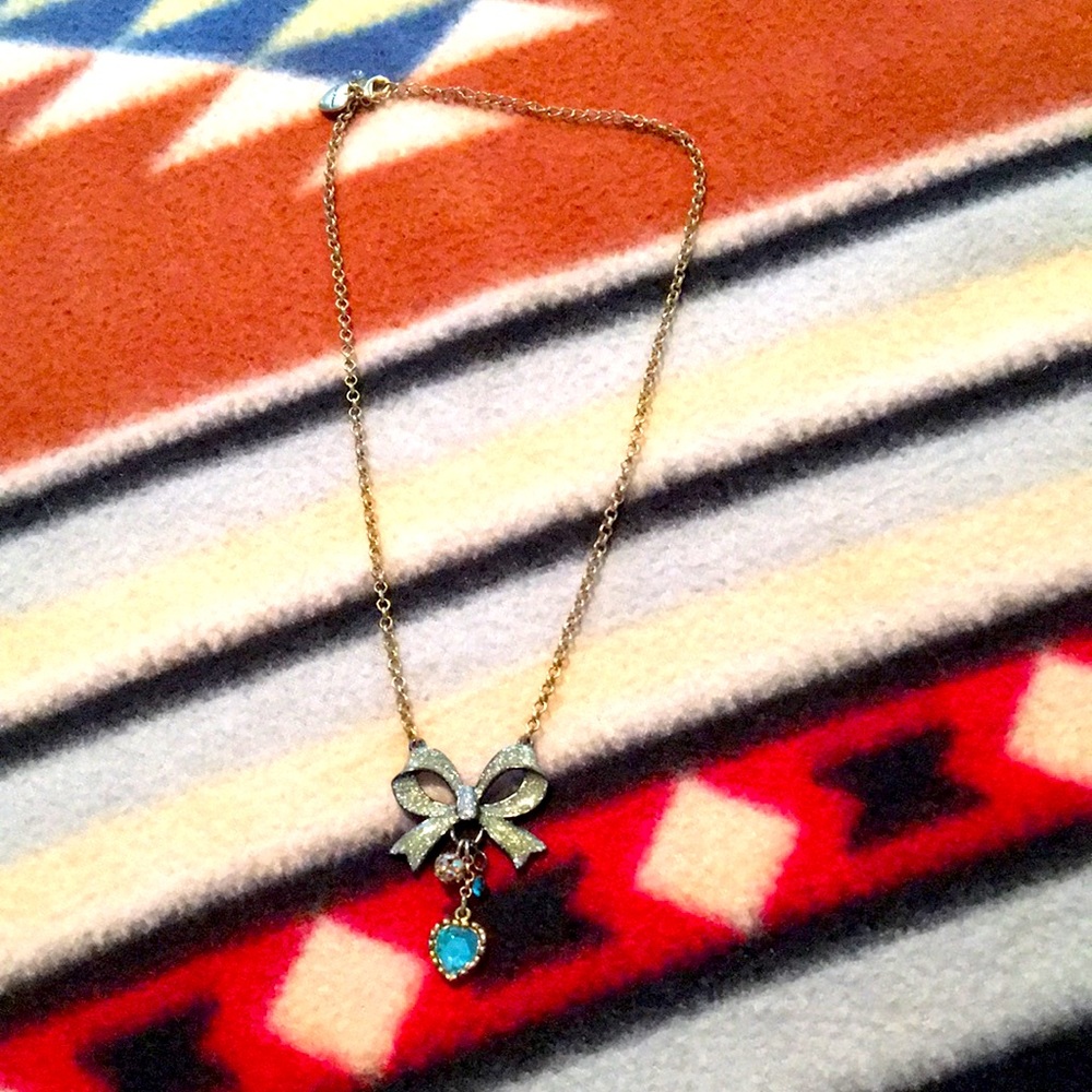 ❄️TRADED❄️ 🎀BETSY JOHNSON🎀 bow & heart necklace - Picture 3 of 13
